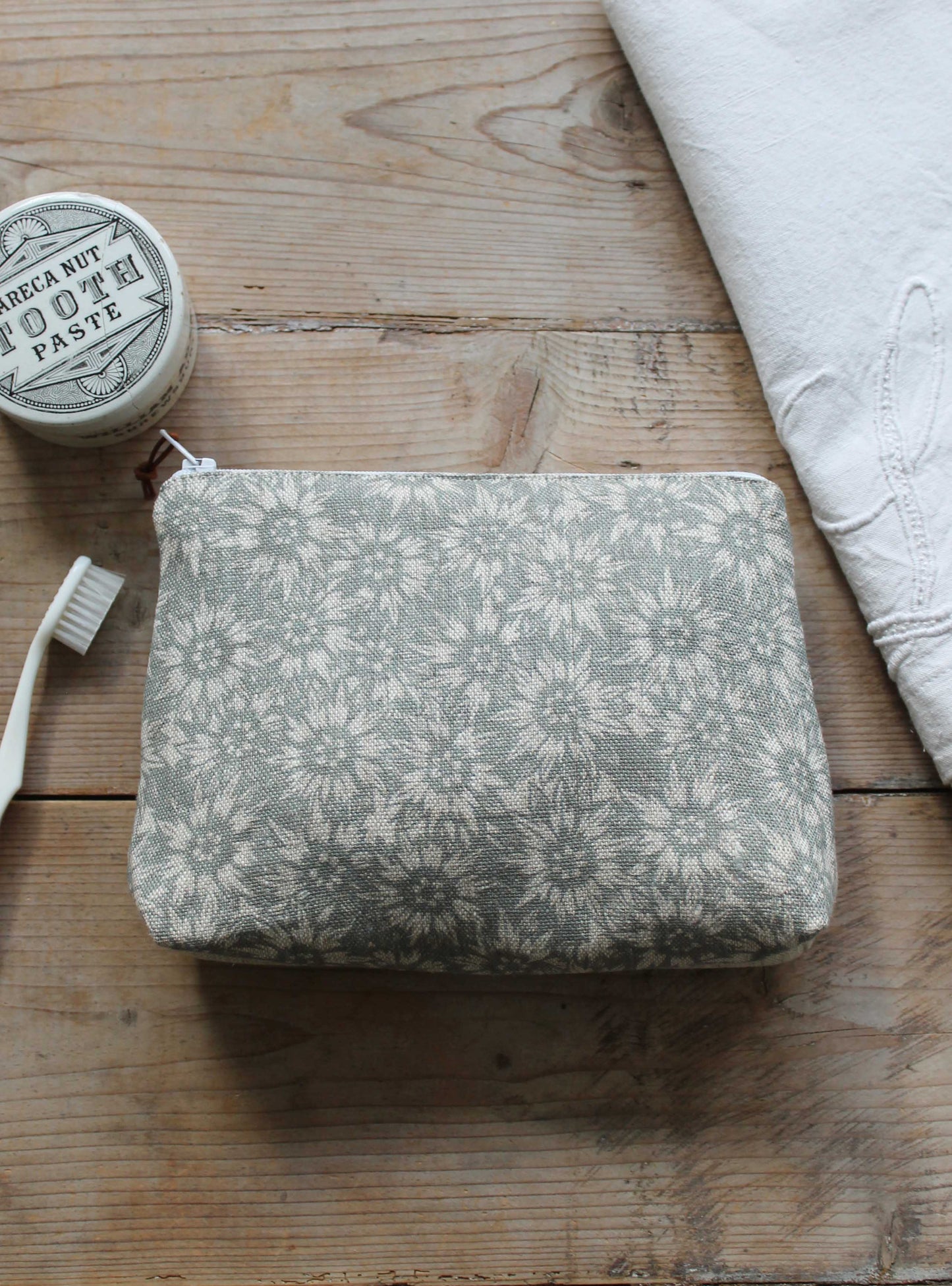 Summer Lea Manoir Grey Small Washbag