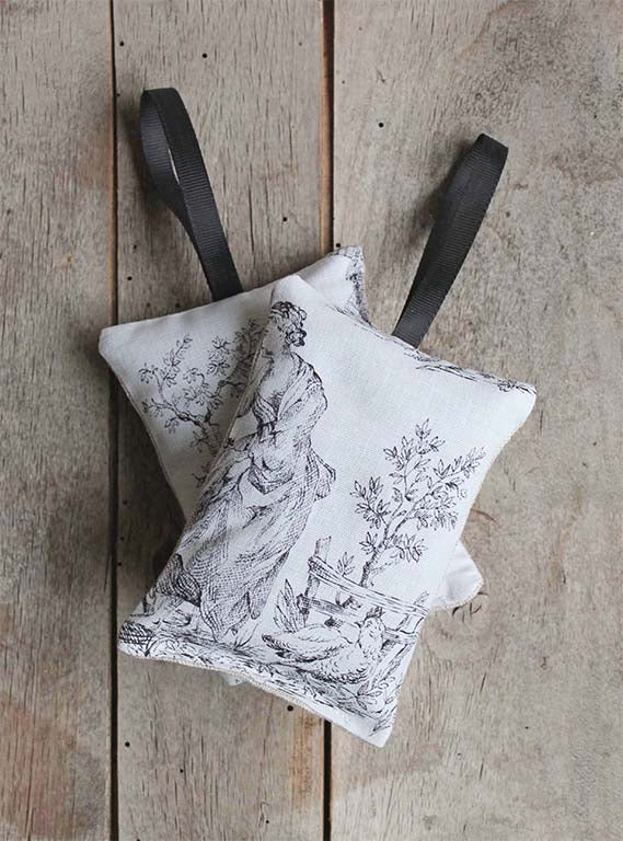 Vintage Mono Toile Lavender Pad