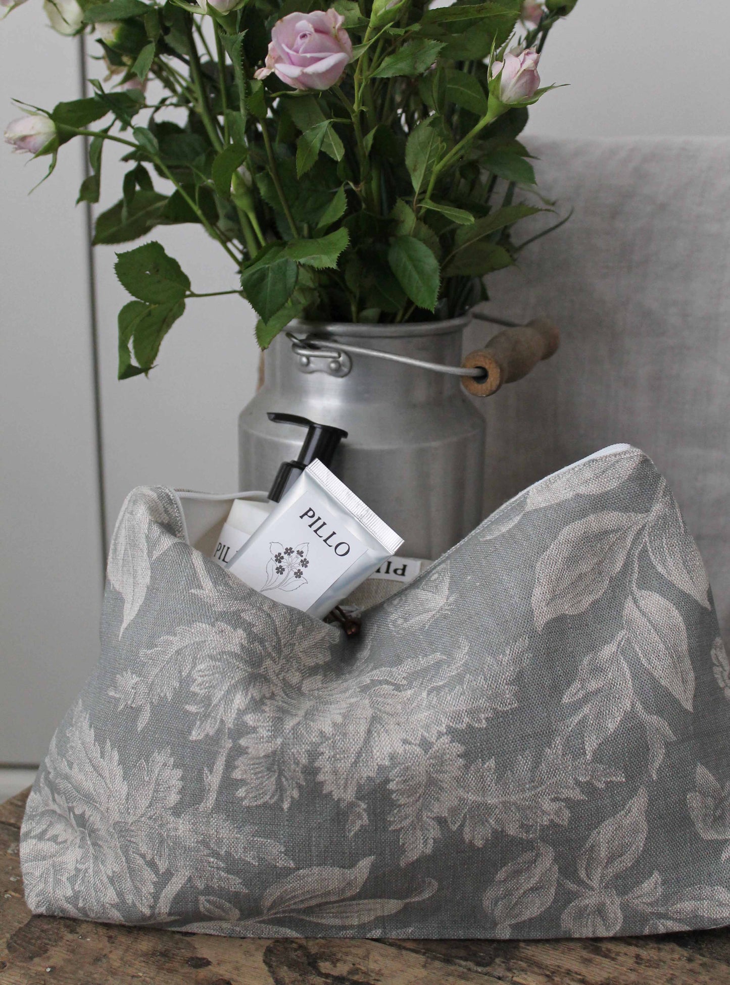 Floraison Manoir Grey Large Washbag